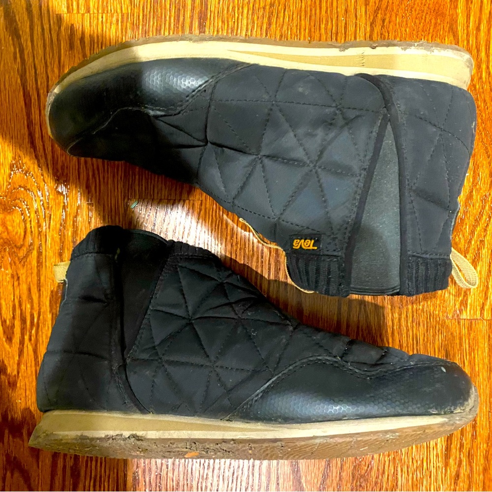 Teva black pull on winter shoe
